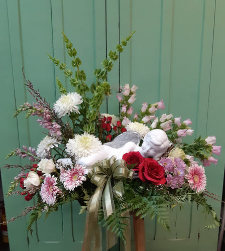 Arrangement floral funéraire angélique avec Roses et Chrysanthèmes