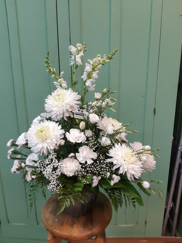 Arrangement floral funéraire tout en blanc avec Chrysanthèmes