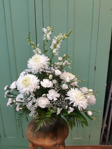 Arrangement floral funéraire tout en blanc avec Chrysanthèmes