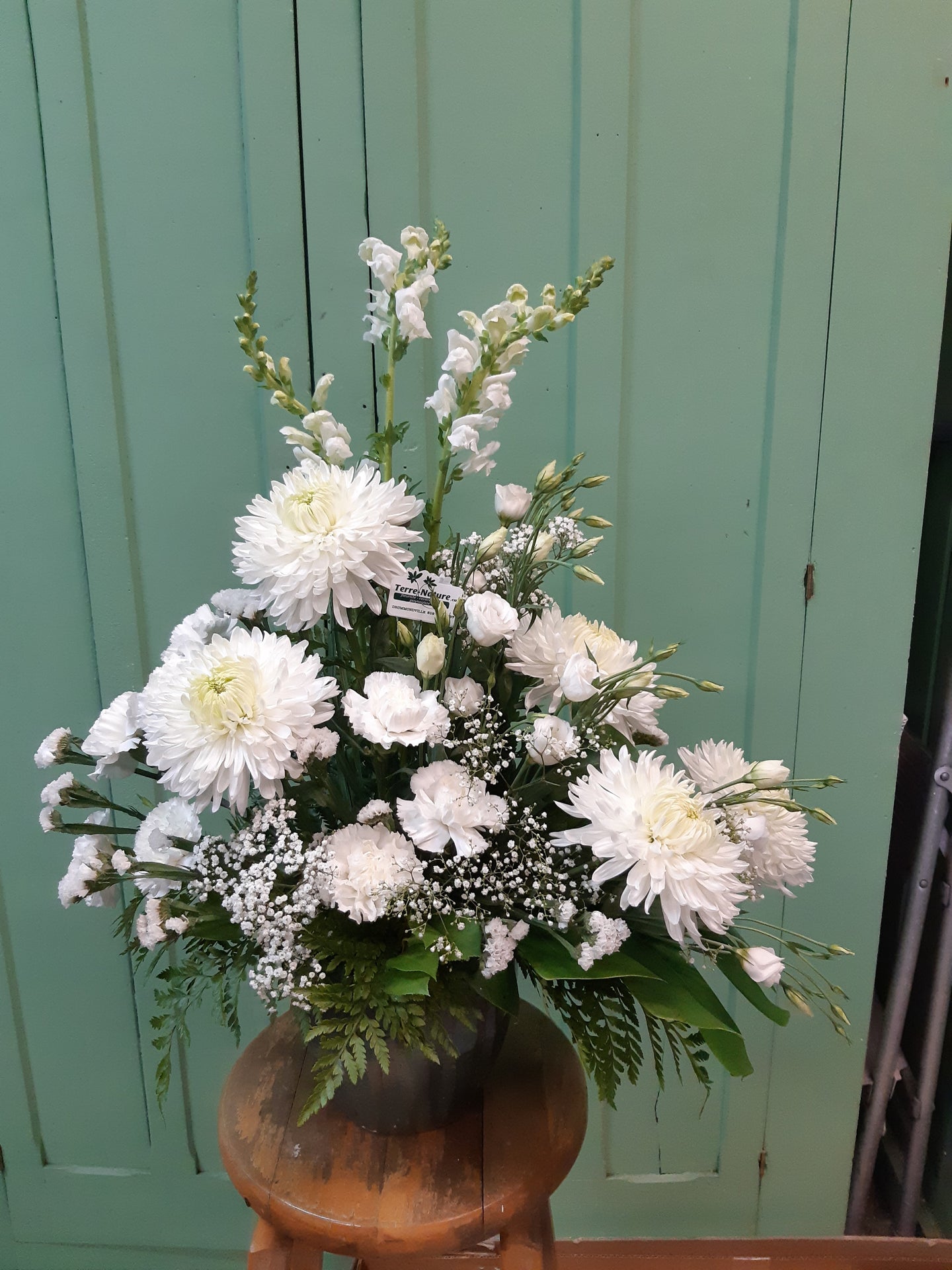 Arrangement floral funéraire tout en blanc avec Chrysanthèmes