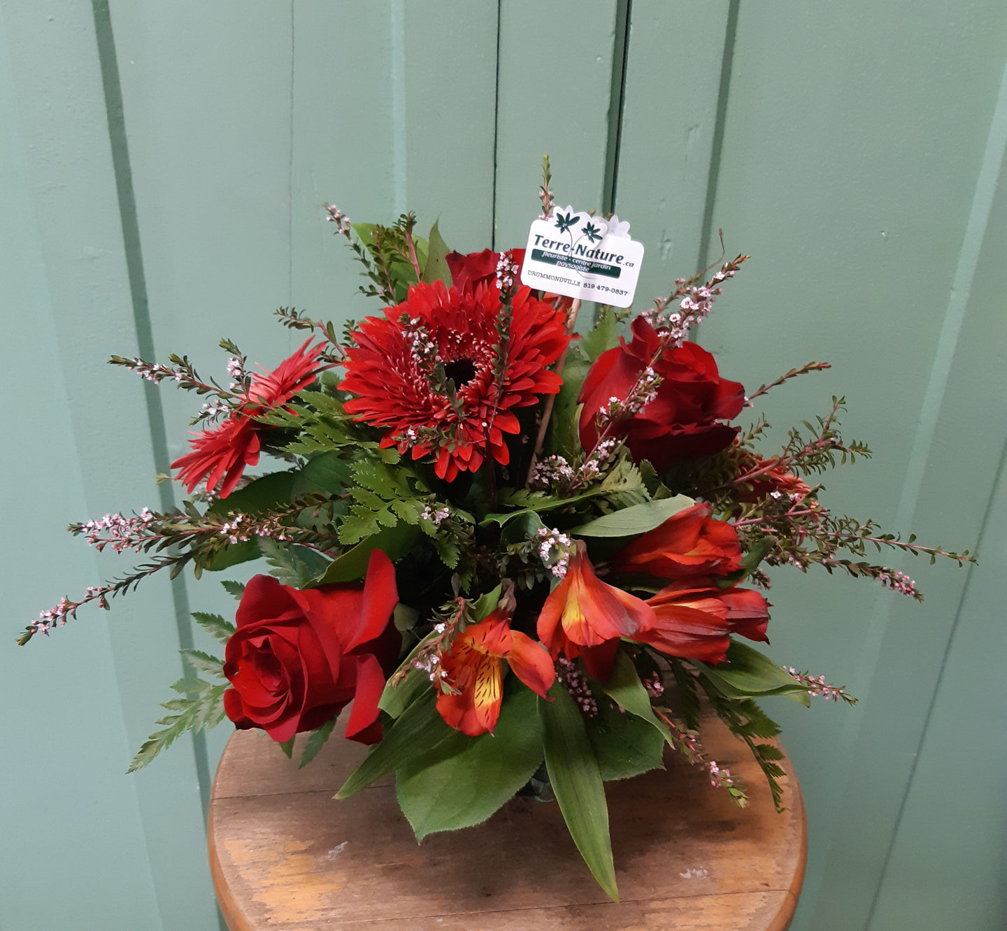 Bouquet tout en rouge avec Gerberas et Roses