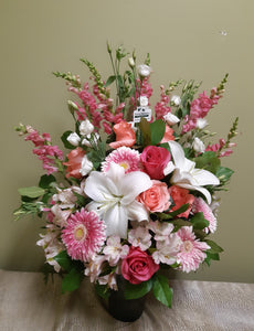 Bel arrangement floral funéraire chic dans les tons de rose et blanc