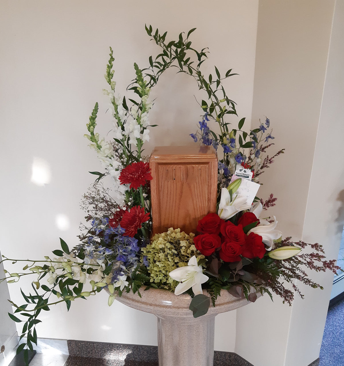 Arangement En Longueur Roses Rouges Arrangement floral pour urne avec Roses rouges et Lys blancs avec une ...