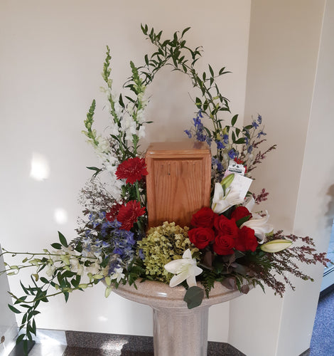Arrangement floral pour urne avec Roses rouges et Lys blancs