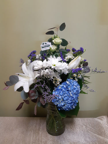 Arrangement floral funéraire champêtre blanc et bleu