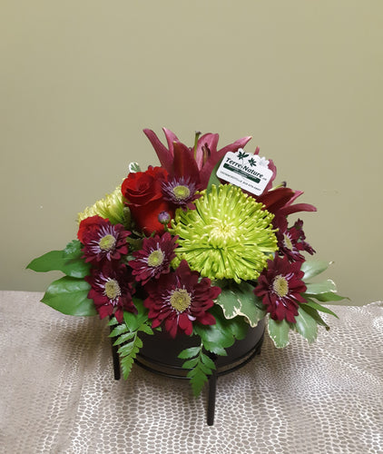 Bouquet avec Lys, Roses et Marguerites dans les tons de bourgogne