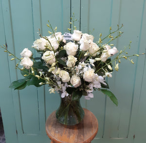 Sublime bouquet de 25 Roses blanches et Orchidées