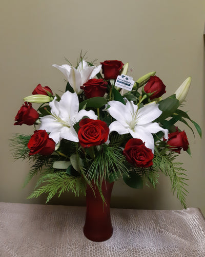 Bouquet de Noël avec Roses rouges et Lys orientaux blancs