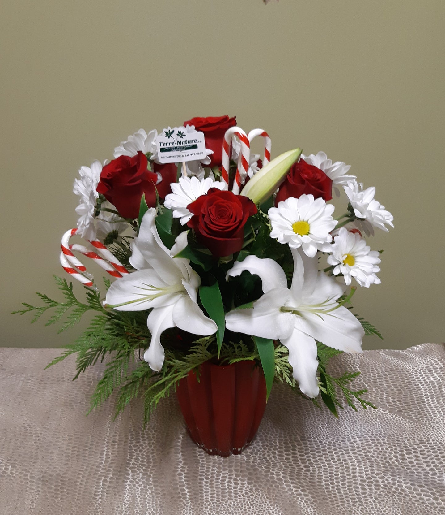 Bouquet de Noël avec Roses, Lys Orientaux et cannes de bonbon
