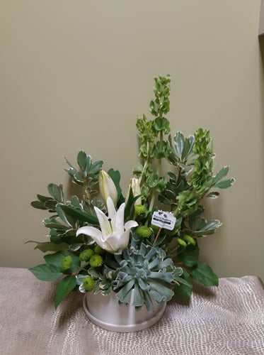 Bouquet verdoyant avec Lys Orientaux dans les tons de blanc