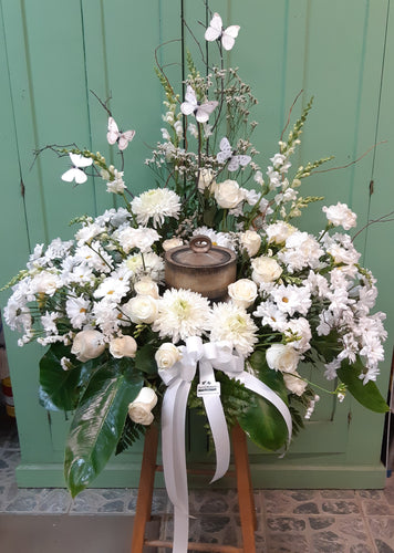 Arrangement floral pour urne avec tout en blanc