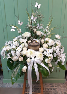 Arrangement floral pour urne avec tout en blanc