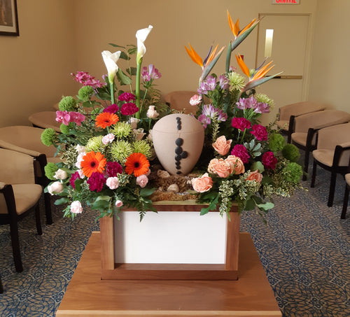 Arrangement floral pour urne avec Oiseaux Du Paradis, Lys Calla
