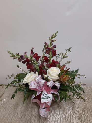 Bouquet de Saint-Valentin dans les tons de bourgogne et blanc