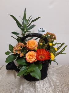 Arrangement floral avec Tournesols, Roses et Marguerites