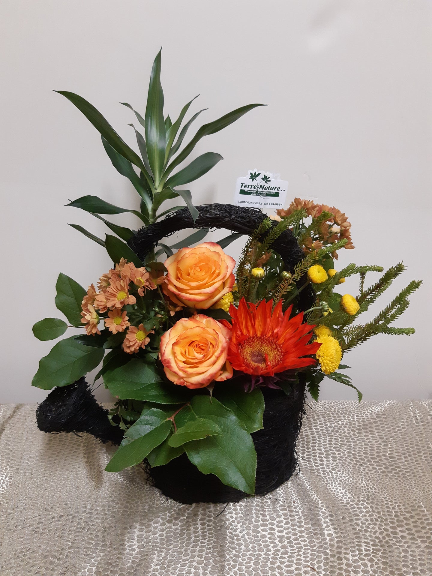 Arrangement floral avec Tournesols, Roses et Marguerites