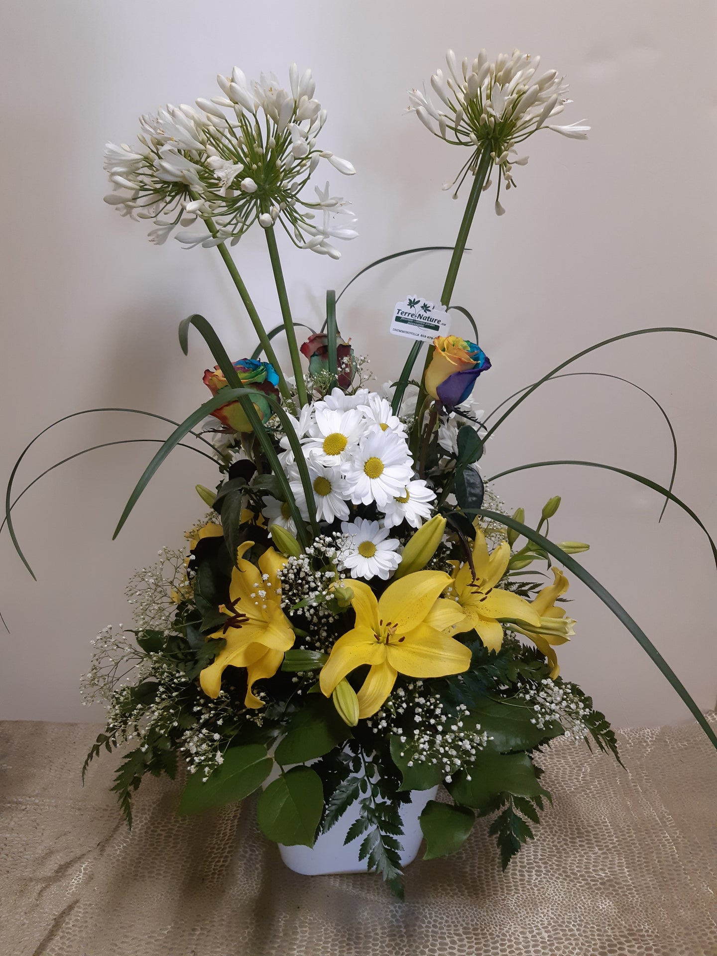 Arrangement floral funéraire avec Roses multicolores