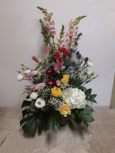 Arrangement floral funéraire coloré