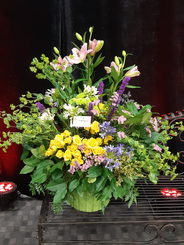 Arrangement floral funéraire coloré avec Rosettes et Lys