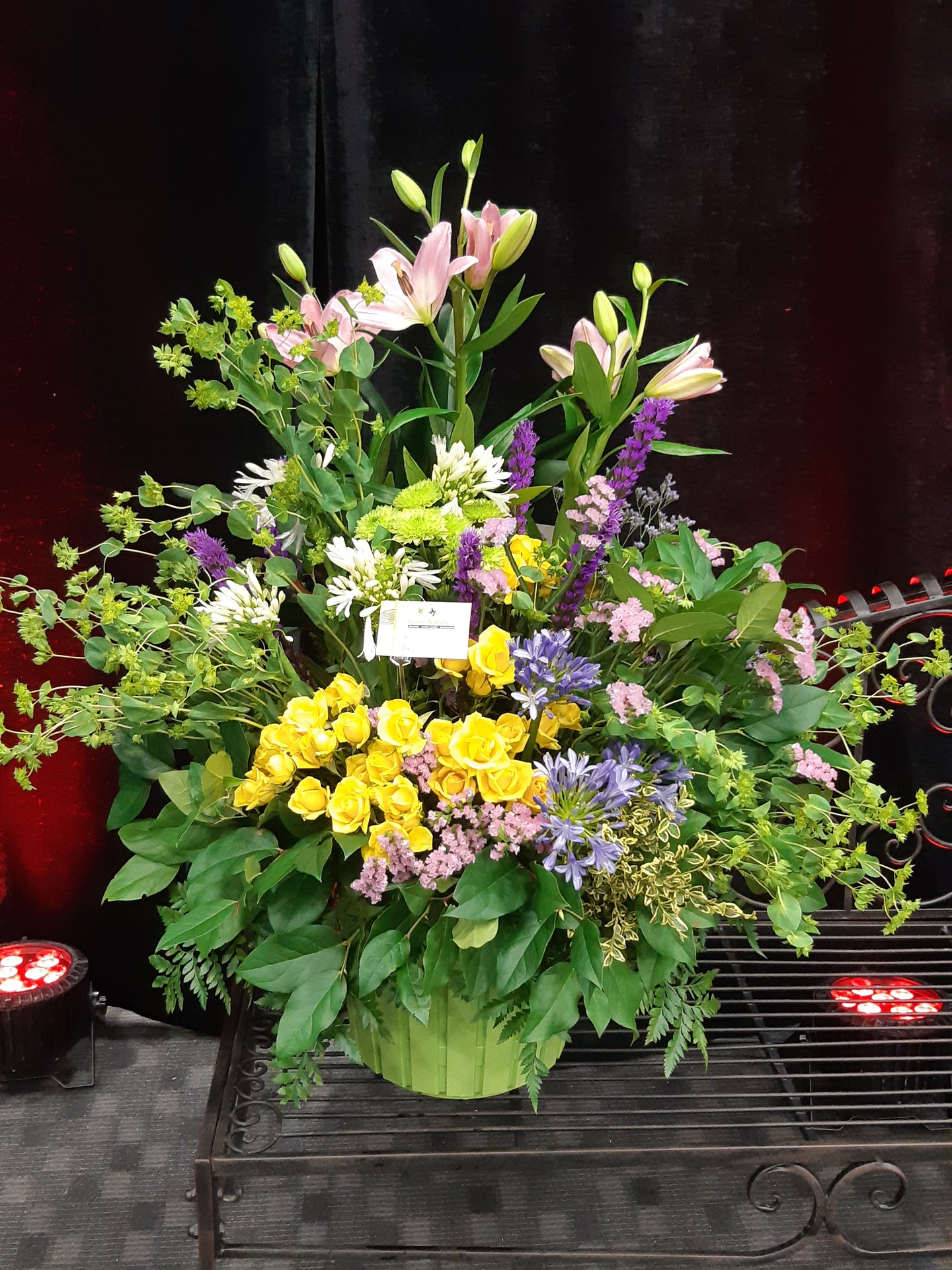 Arrangement floral funéraire coloré avec Rosettes et Lys