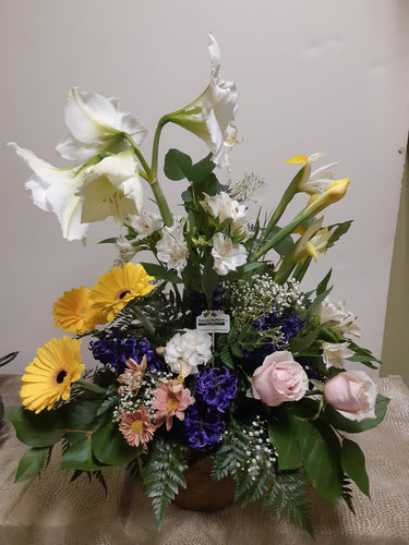Arrangement floral funéraire printanier