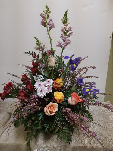 Arrangement floral funéraire avec Iris, Roses et Bruyères