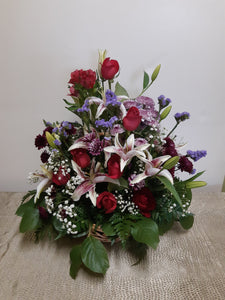 Arrangement floral funéraire dans les tons de fuchsia et rose