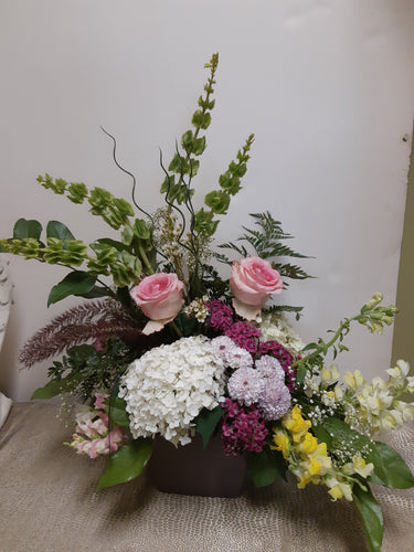 Arrangement floral funéraire dans les tons de blanc et rose