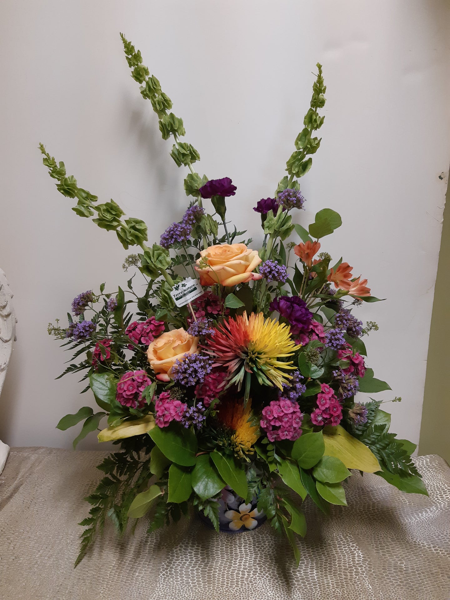 Splendide arrangement floral funéraire coloré et harmonieux