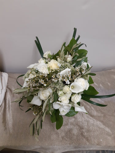 Somptueux bouquet de mariage tout en blanc