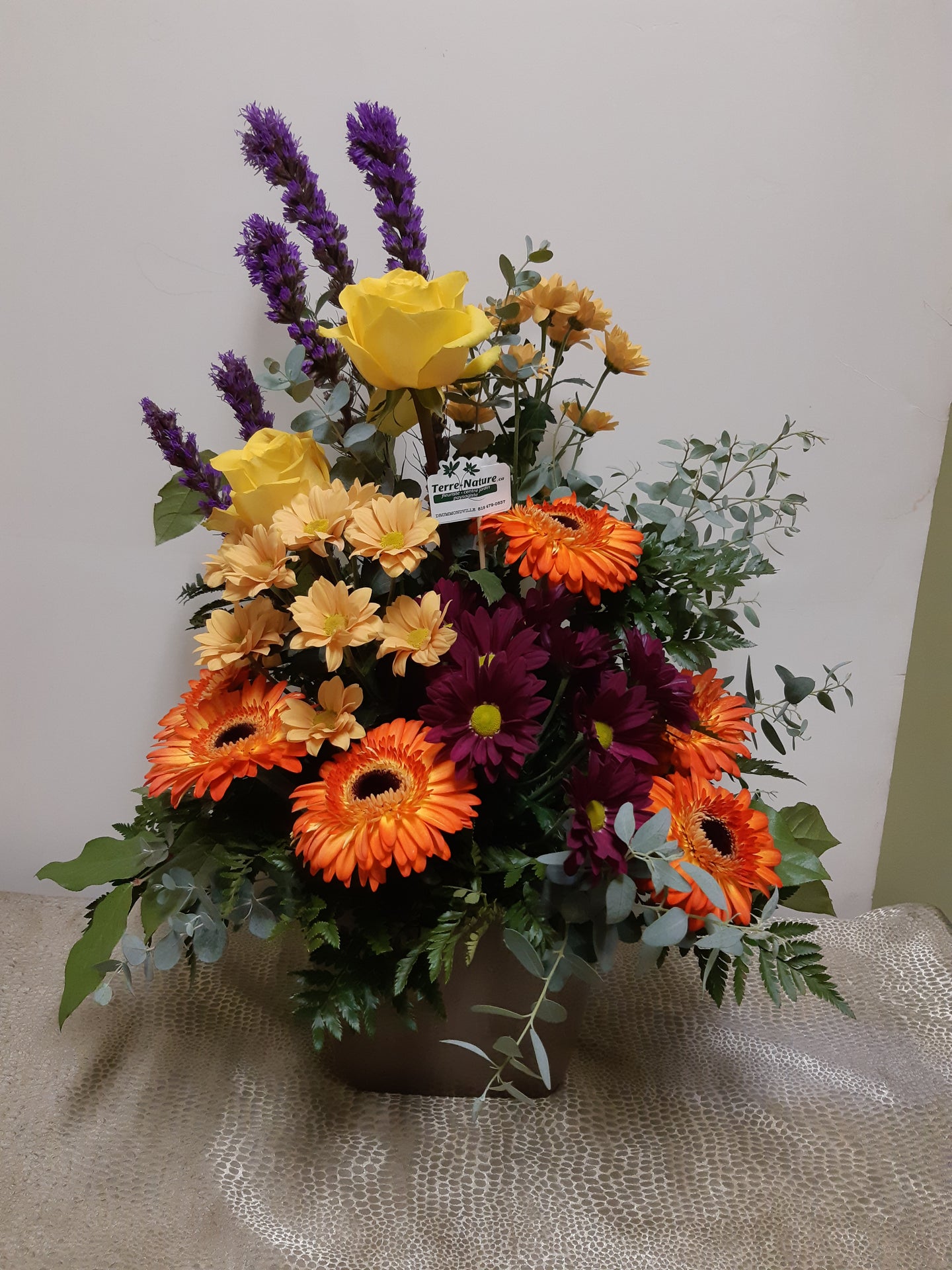 Arrangement floral funéraire haut en couleurs