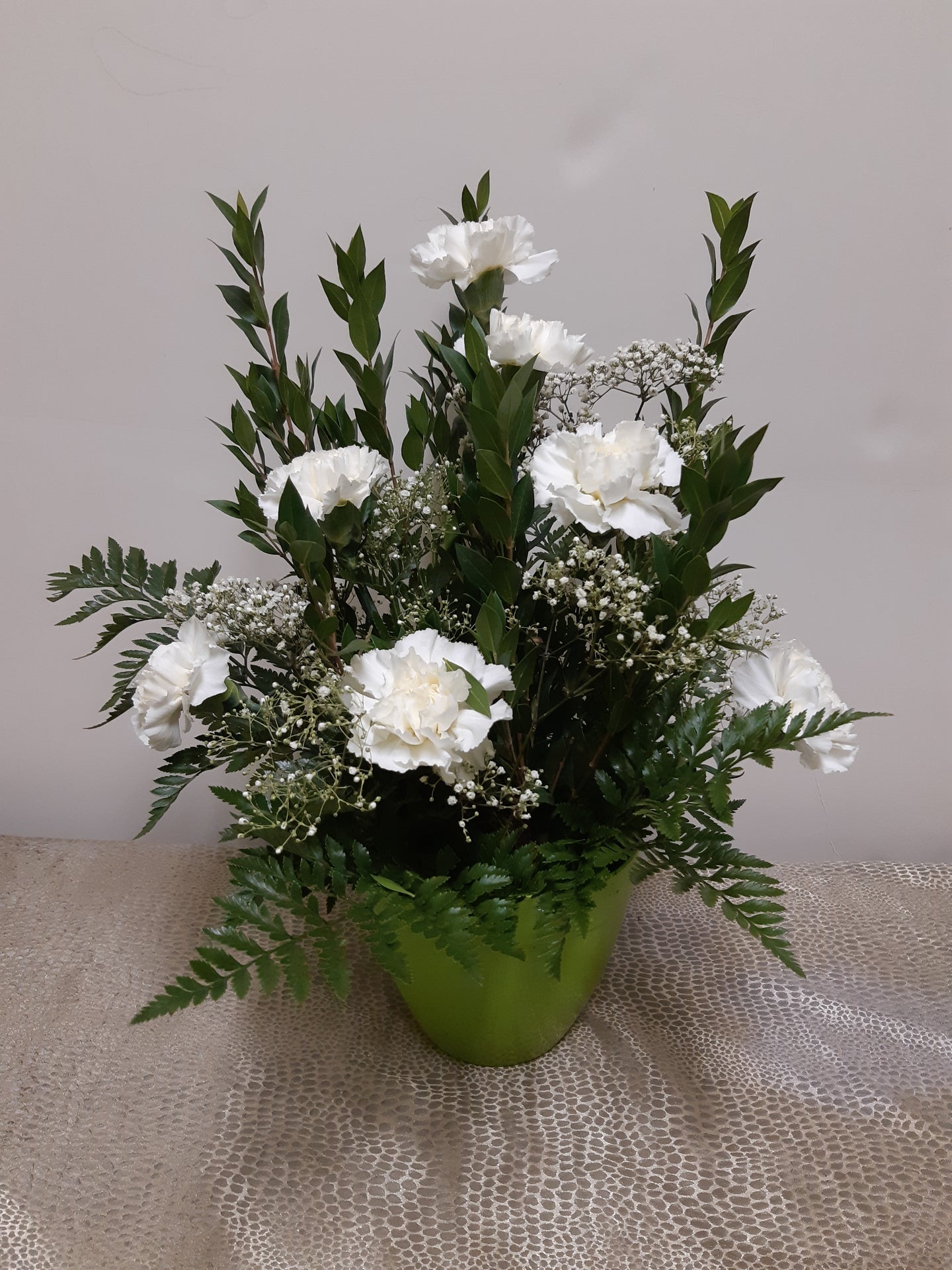Arrangement floral funéraire avec Œillets blancs