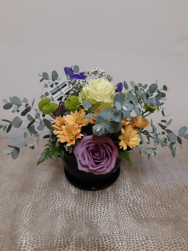 Bouquet avec Iris, Roses, Marguerites et Eucalyptus