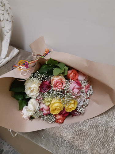 Bouquet emballé de 24 Roses aux couleurs mixtes