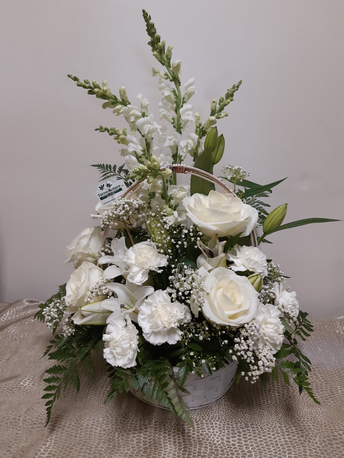 Arrangement floral funéraire dans un panier