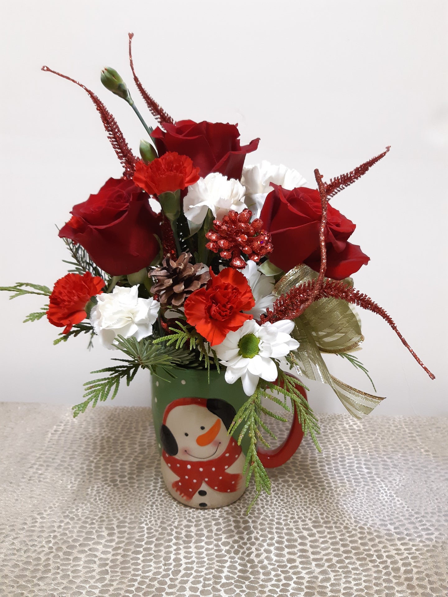 Bouquet de Noël avec Roses, Œillets et Cocottes