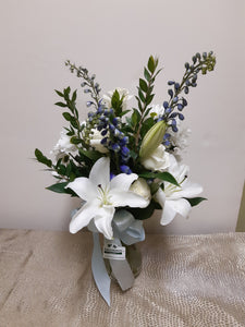 Bouquet avec Lys et Delphiniums dans les tons de blanc et bleu