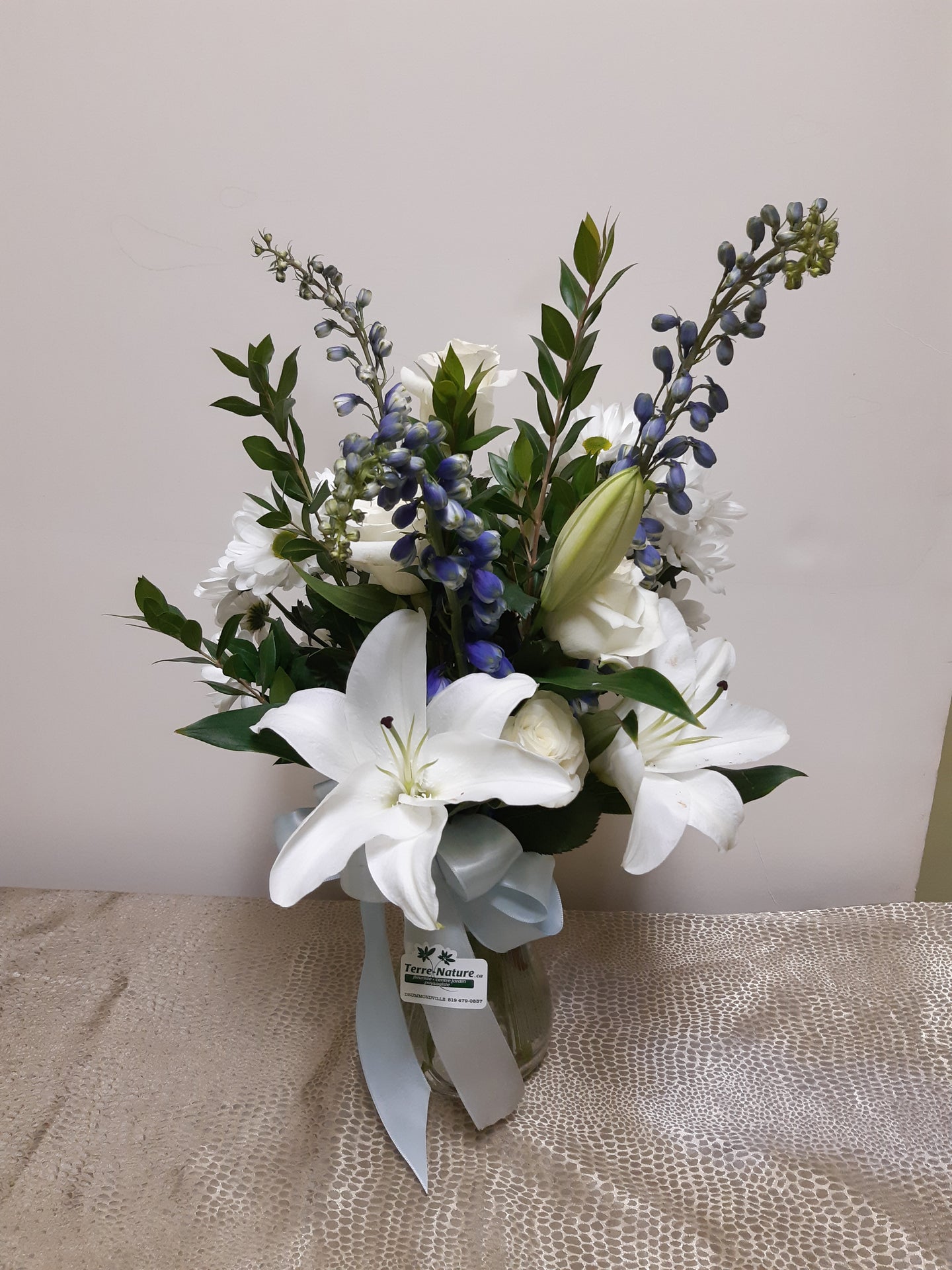Bouquet avec Lys et Delphiniums dans les tons de blanc et bleu