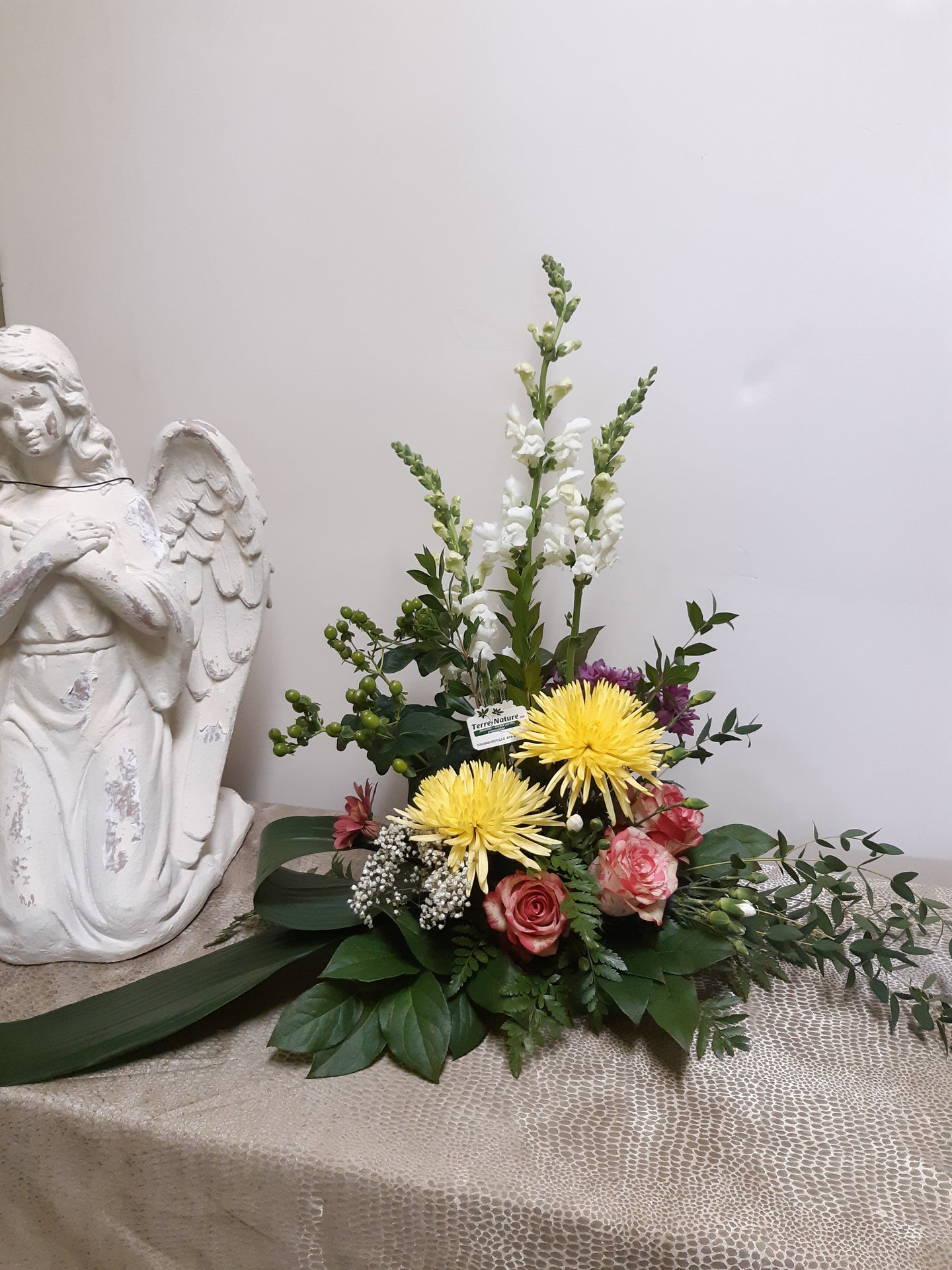 Coussin de cercueil avec Roses, Chrysanthèmes et Mufliers