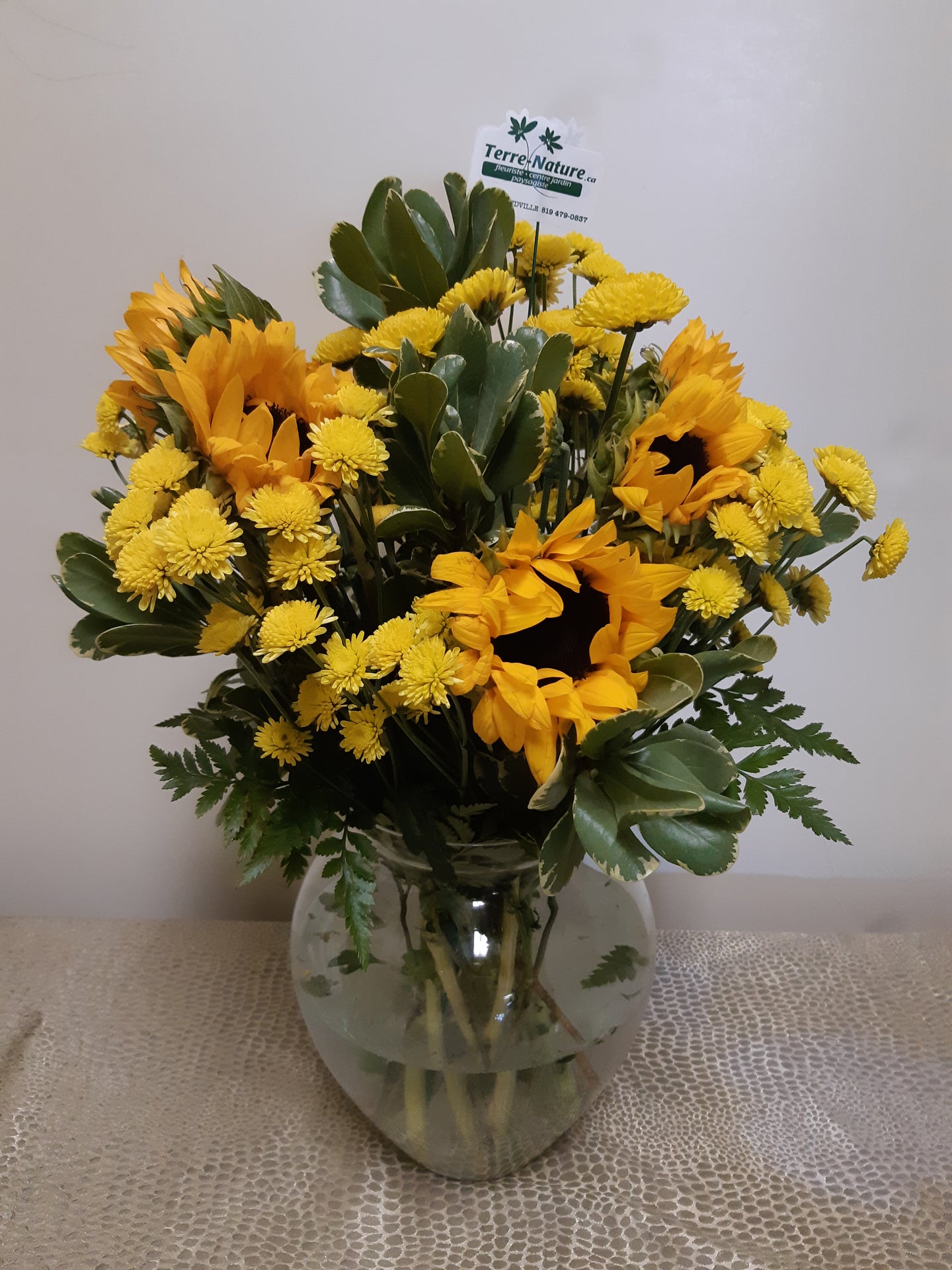 Arrangement floral ensoleillé avec Tournesols et Marguerites