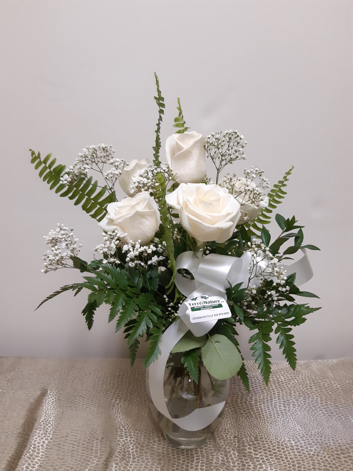 Bouquet avec 6 Roses blanches, Gypsophile et feuillage