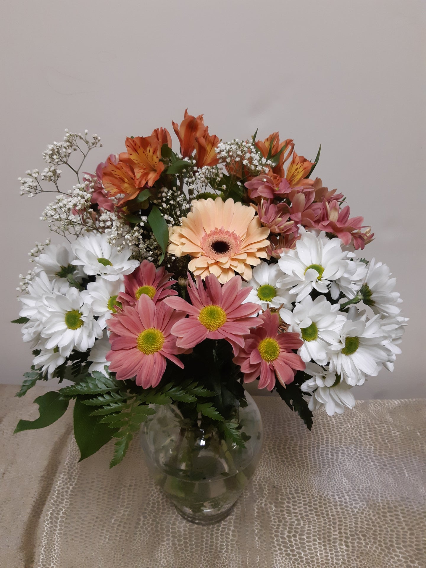 Bouquet avec Marguerites et Gerberas dans les tons de blanc