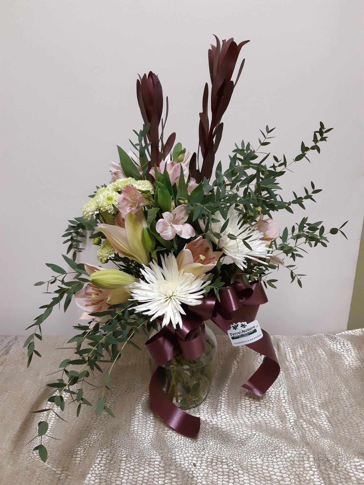 Bouquet dans les tons de blanc, rose et bourgogne