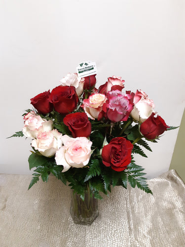 Bouquet de 18 Roses dans les tons de rouge, rose et blanc