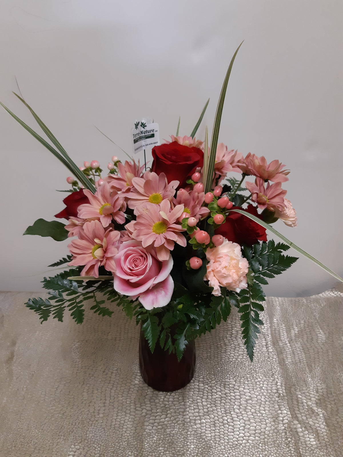 Arrangement Roses Rouges En Longueur Arrangement floral avec Roses et Marguerites dans les tons de rouge et ...