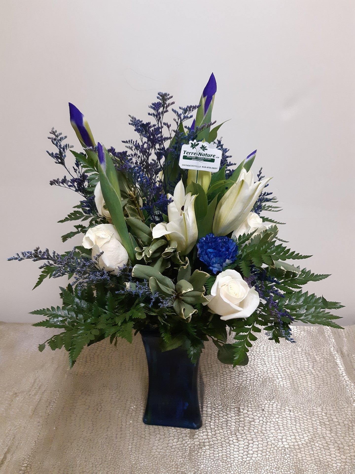 Arrangement floral funéraire où le bleu est à l'honneur