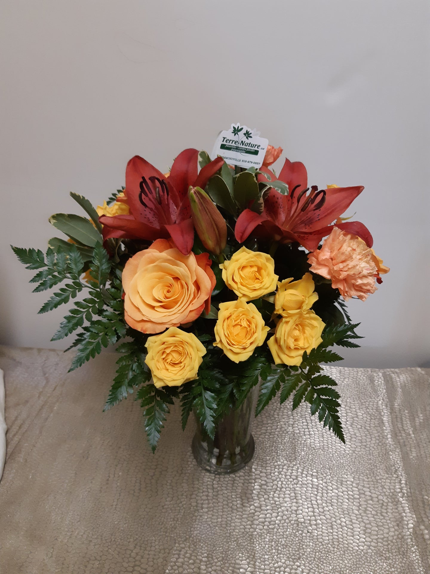 Bouquet aux teintes chaudes avec Lys et Roses