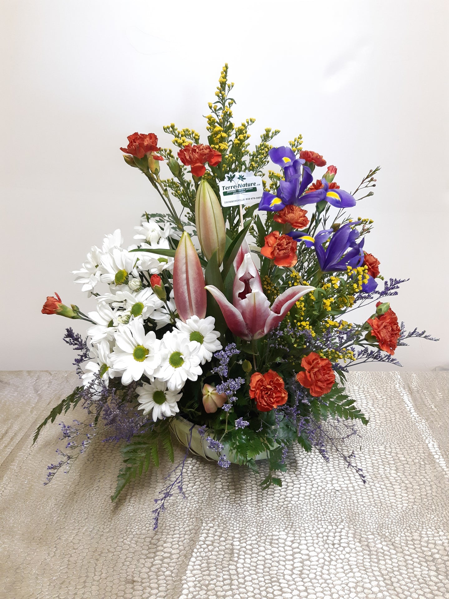 Arrangement floral funéraire champêtre et coloré