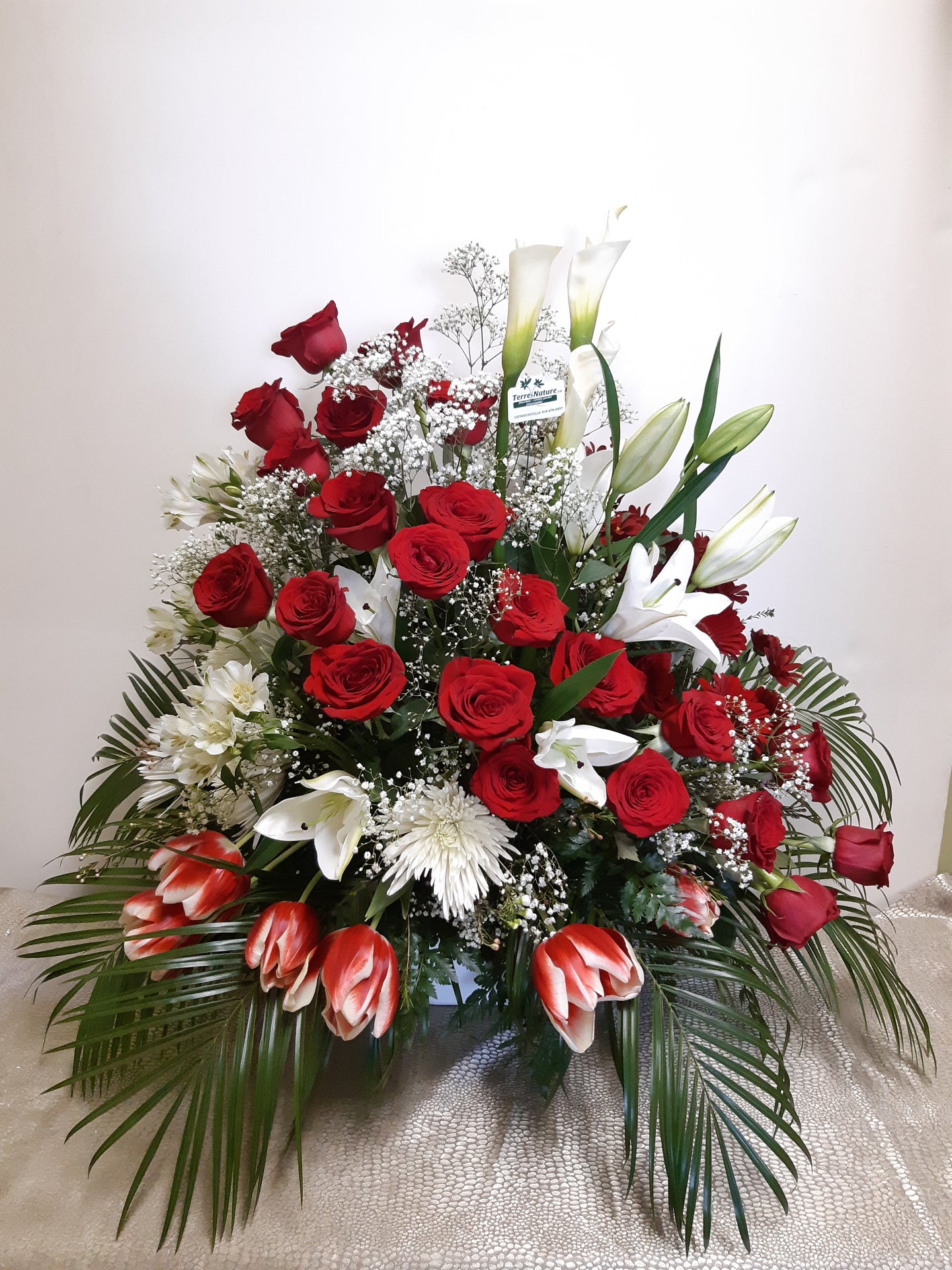 Arrangement floral funéraire dans les tons de rouge et blanc