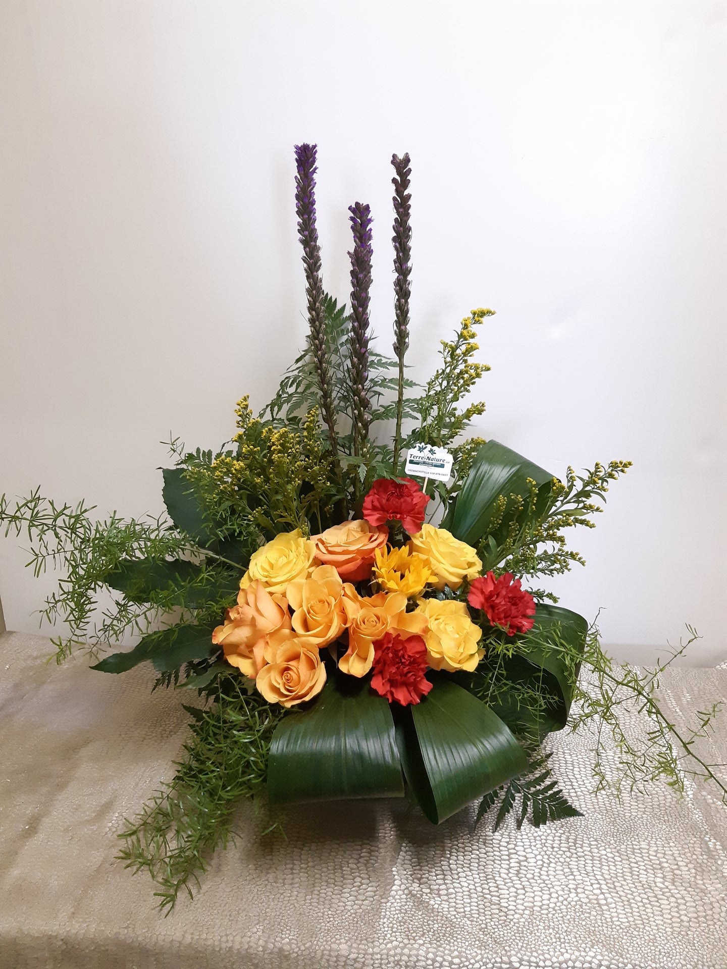 Arrangement floral funéraire dans les tons de jaune et orange